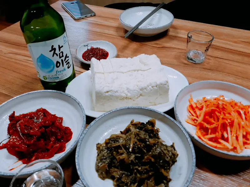 손두부와 참이슬의 조화. 과학 연구에는 역시 알코올이 빠질 수 없다.