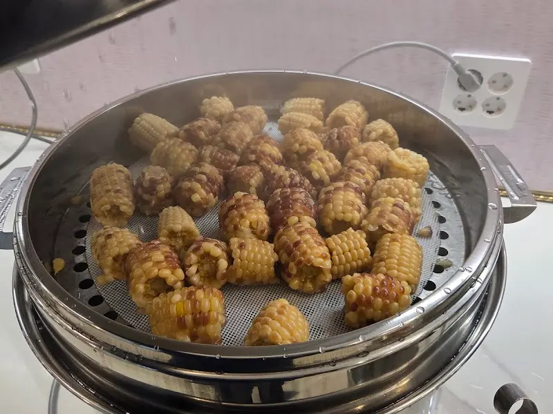 윤기가 자르르 흐르는 찐 옥수수