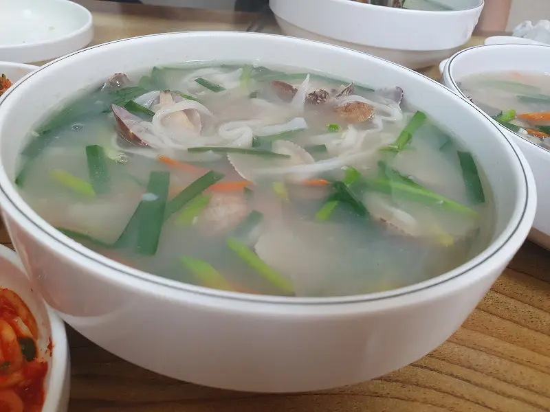 푸짐한 바지락 칼국수