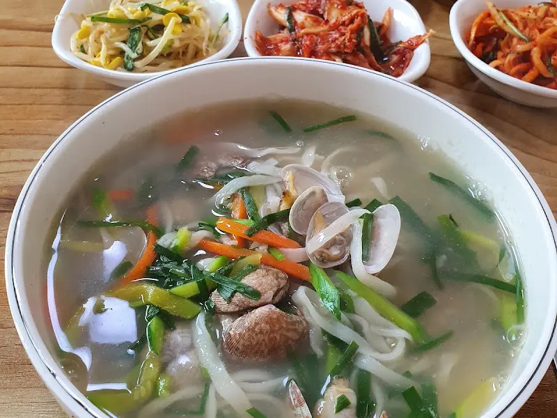 바지락 칼국수와 반찬