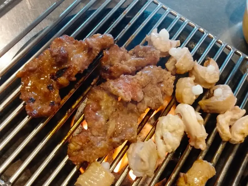 숯불 위에서 익어가는 오도독 구이