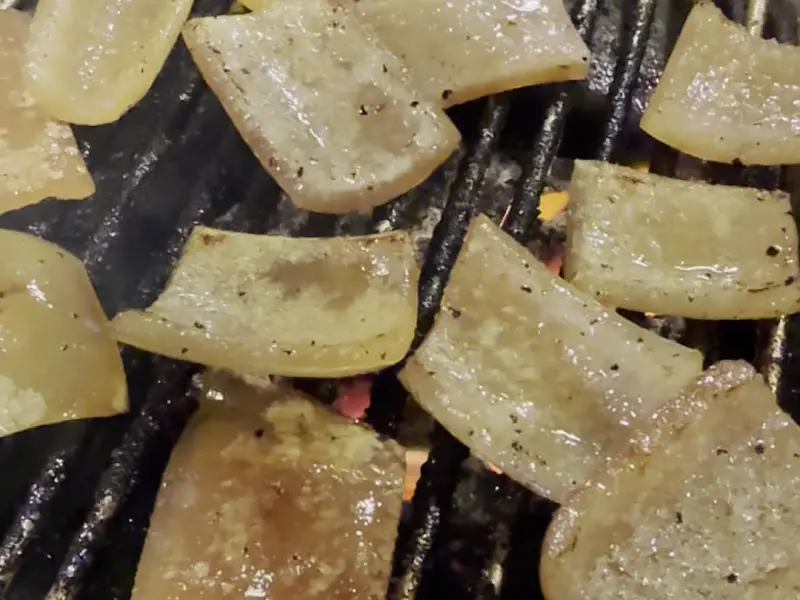 숯불 위에서 노릇하게 익어가는 껍데기