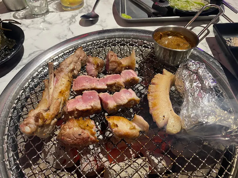 잘 익은 흑돼지 오겹살