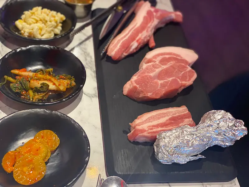 흑돼지 오겹살과 밑반찬