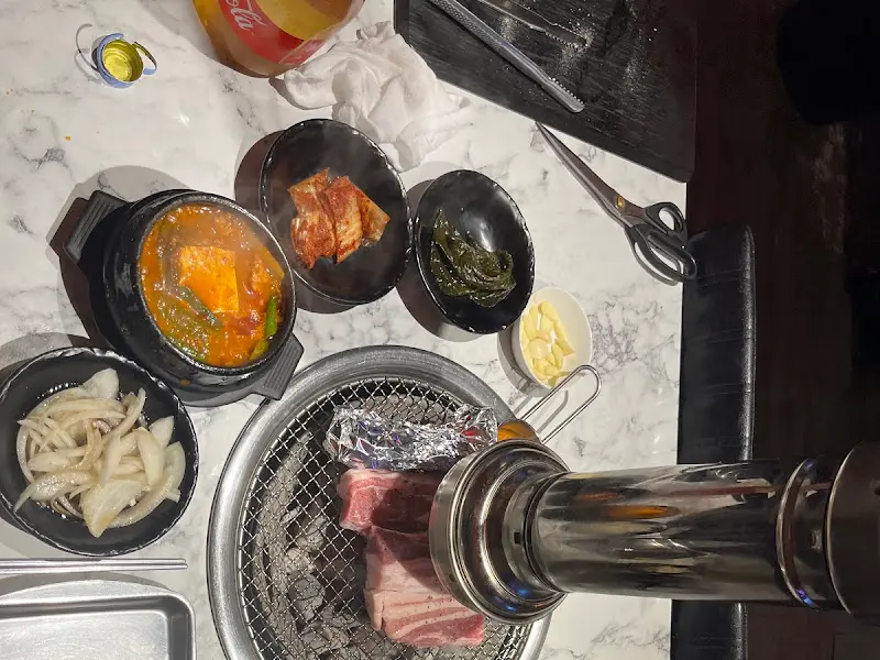 숯불과 함께 익어가는 고기