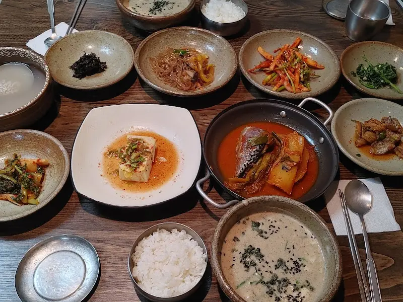 푸짐하게 차려진 밑반찬