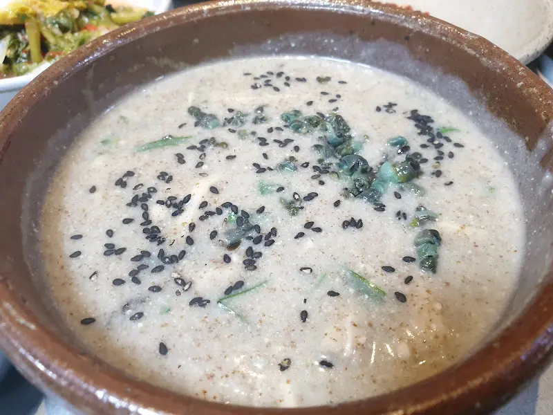 뽀얀 국물이 인상적인 들깨 고디탕