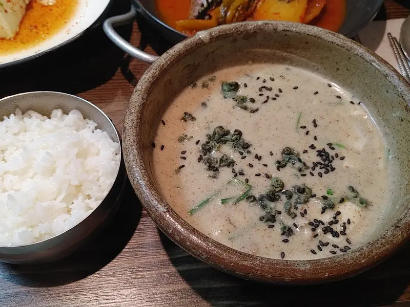 들깨와 검은깨가 듬뿍 뿌려진 고디탕