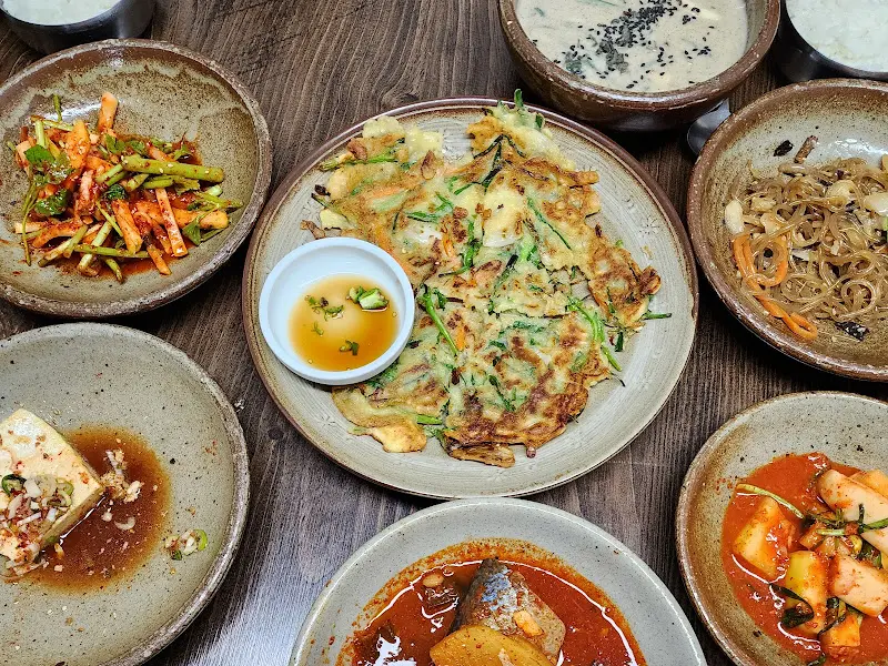 고디탕과 함께 푸짐하게 차려진 밑반찬들