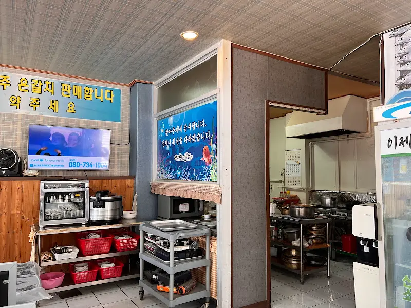 구이랑 생선가 주방 모습