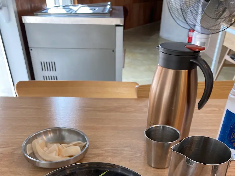 테이블 위에 놓인 온수 주전자