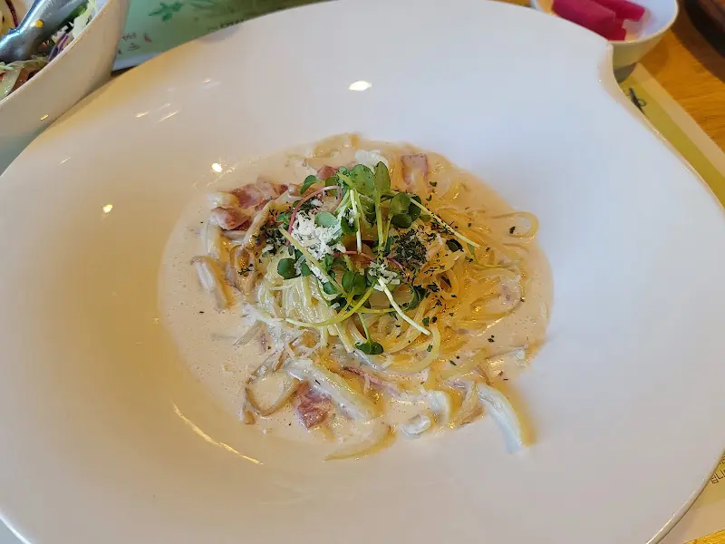 게살이 들어간 매콤한 크림 파스타