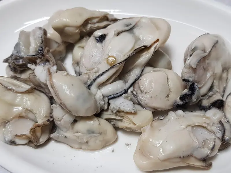 기본 반찬으로 제공되는 굴