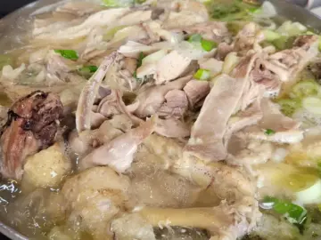 냇물 다리 건너 만나는 홍천 옻닭의 깊은 맛, 그 특별한 미식 경험