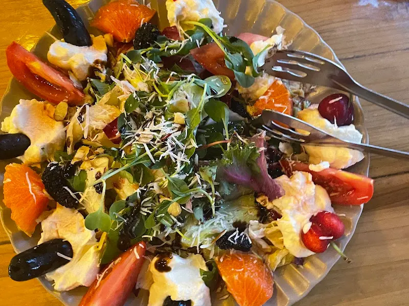 신선한 재료가 듬뿍 들어간 샐러드