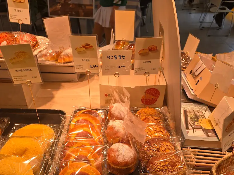 동명제과의 빵 진열대