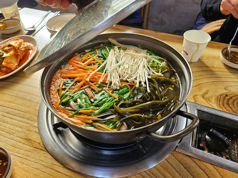 끓고 있는 버섯샤브샤브칼국수
