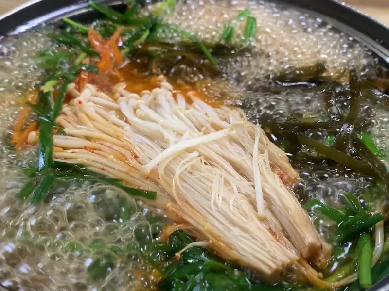 보글보글 끓는 버섯샤브샤브칼국수 (확대)
