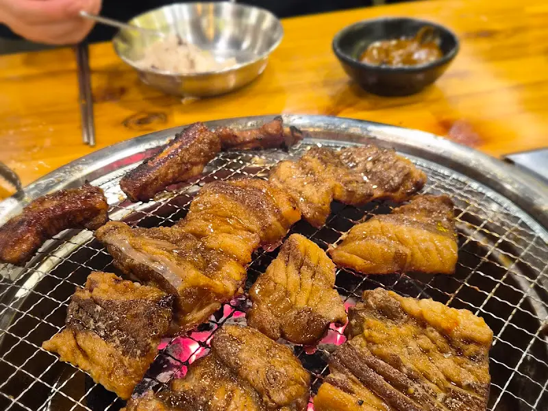 숯불 위에서 맛있게 구워지는 돼지갈비