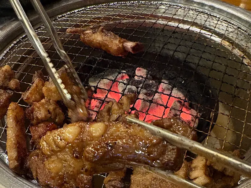 강렬한 숯불과 석쇠 위에서 익어가는 갈비