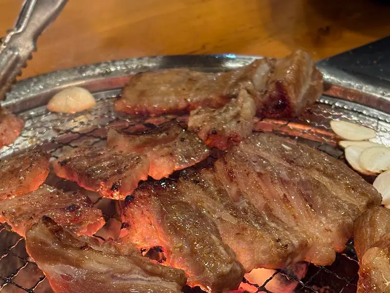 숯불 위에서 구워지는 갈비