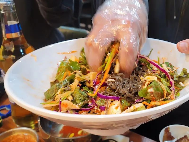 막국수 비비는 생생한 장면