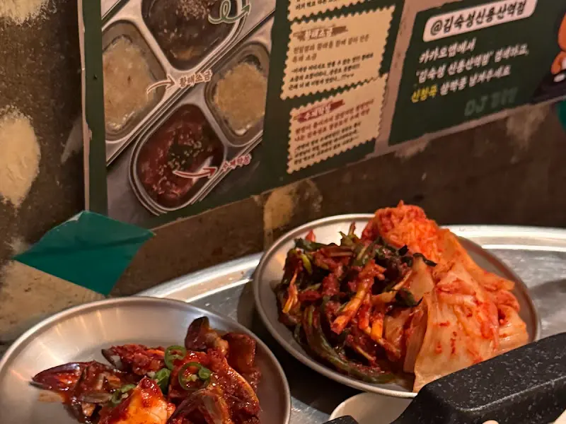 밑반찬으로 제공되는 양념게장과 갓김치