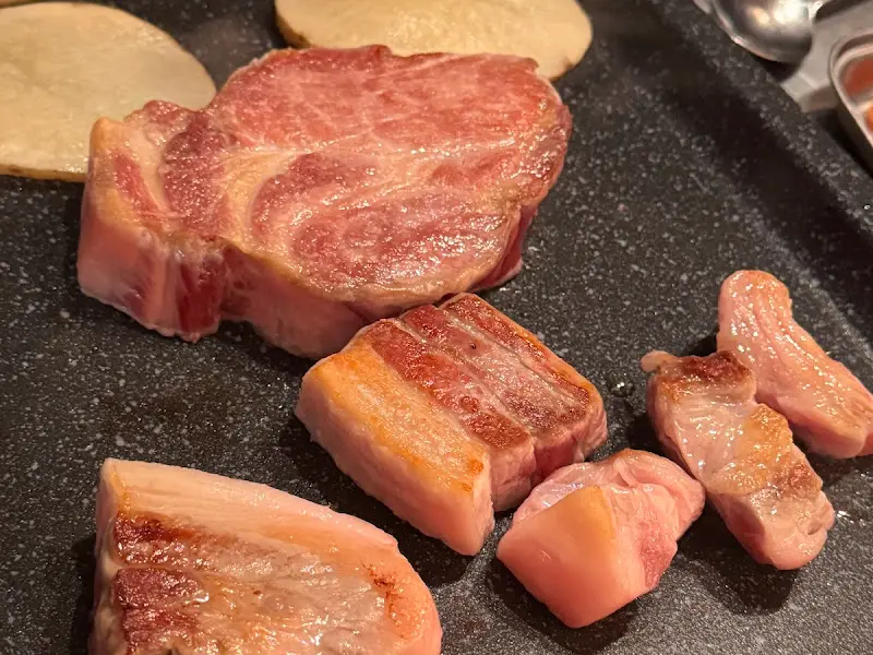 불판 위에 올려진 숙성 삼겹살