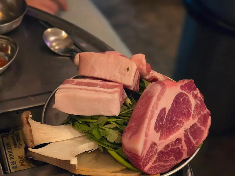 미나리와 함께 제공되는 숙성 삼겹살