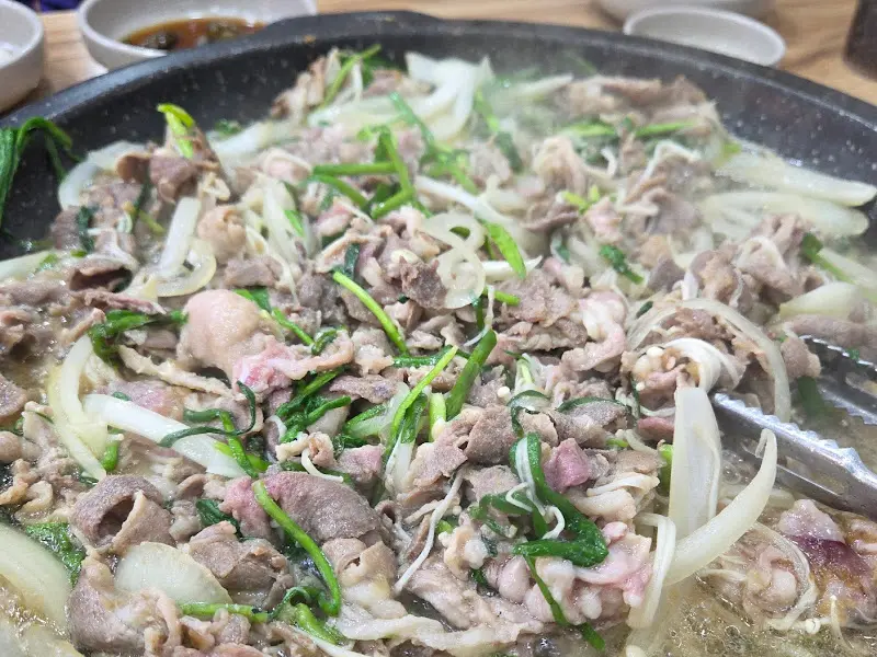 맛있게 익은 오리 야채 불고기