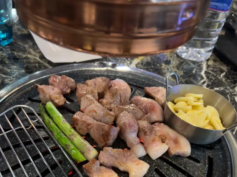 고기와 마늘, 아스파라거스를 함께 구운 모습