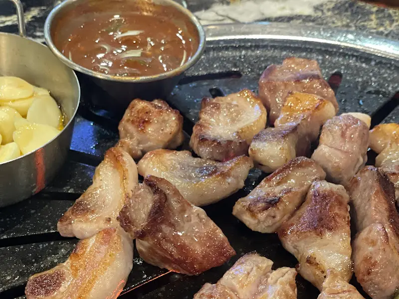 불판 위에서 익어가는 고기