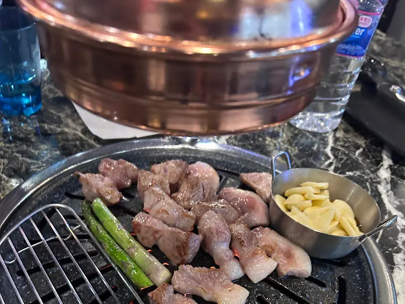 불판에 올려진 고기와 마늘, 아스파라거스