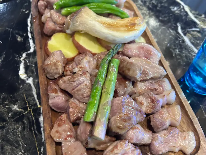 초벌된 고기 한 상