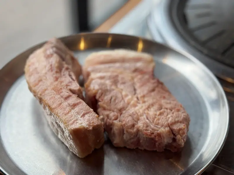 초벌된 흑돼지 근고기