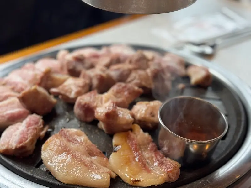 흑돼지 근고기 굽는 모습