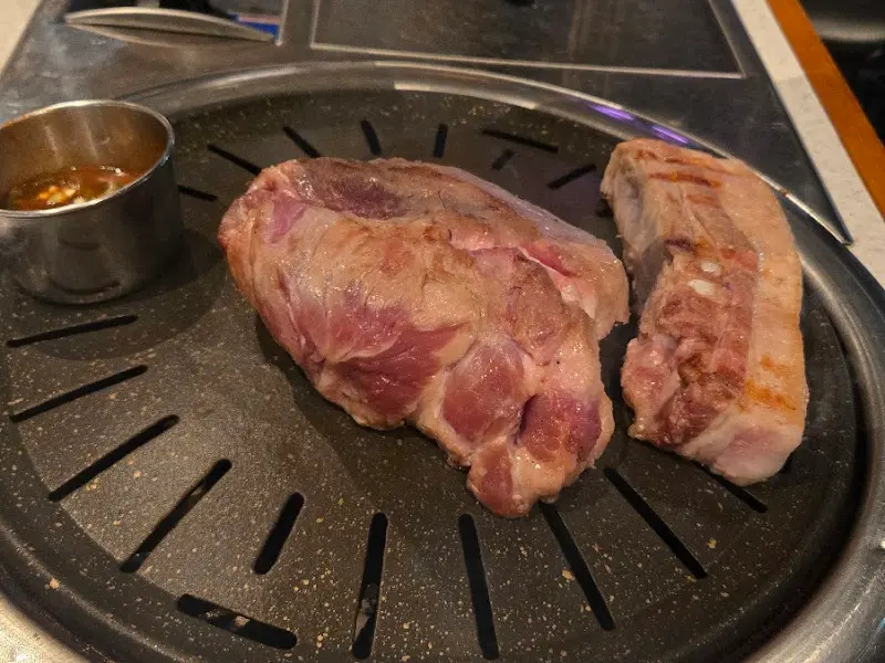 잘 익은 흑돼지 근고기