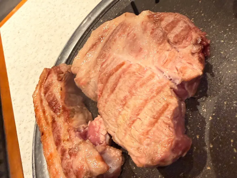 숯불에 구워지는 흑돼지 근고기