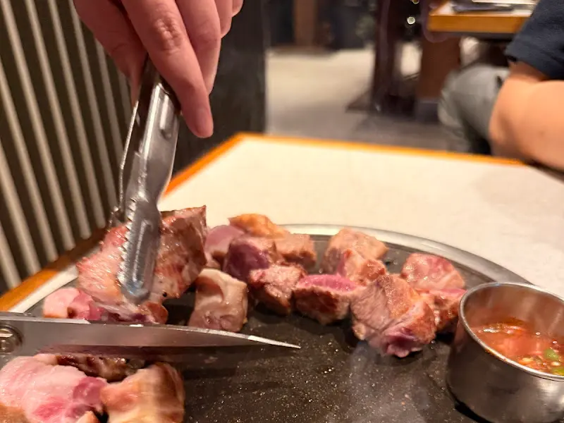 먹기 좋게 잘라주는 모습