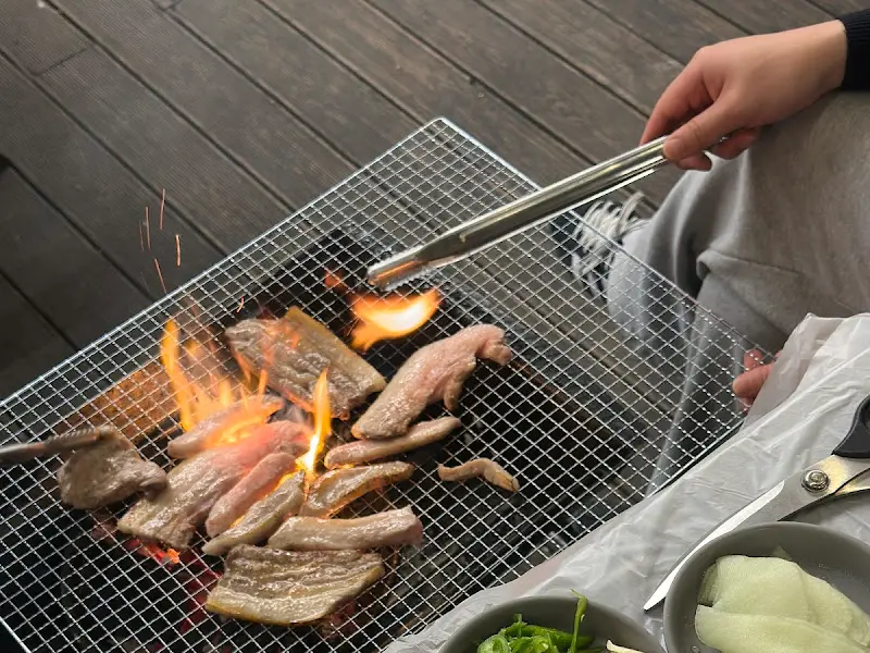 바베큐장에서 즐기는 저녁 식사