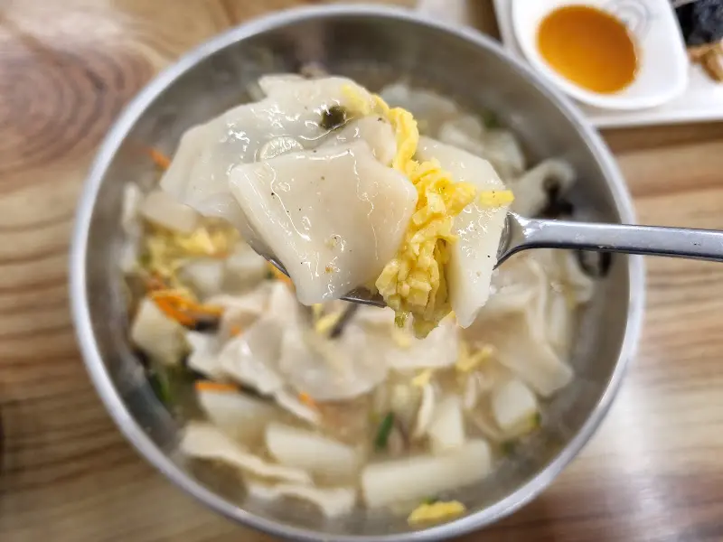 감자수제비 한 입