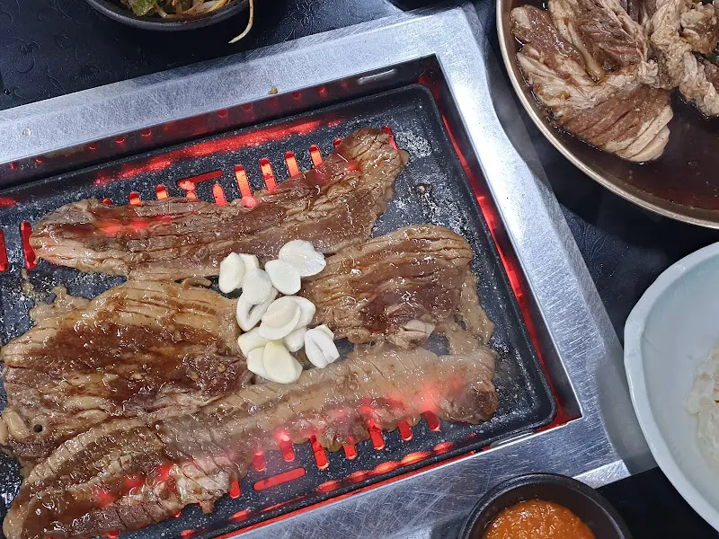 숯불 위에서 익어가는 돼지갈비