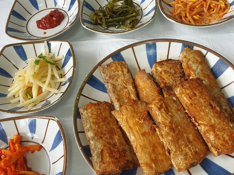 영락정 밑반찬과 갈치구이