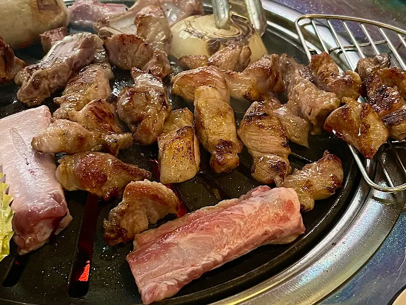 불판 위의 고기들