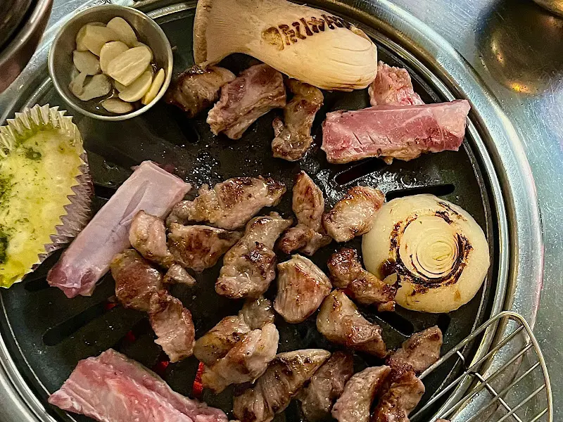 구워진 고기와 양파, 마늘