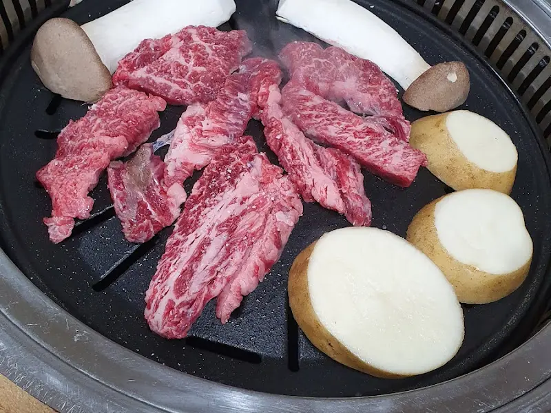 소고기와 함께 구워지는 감자와 버섯