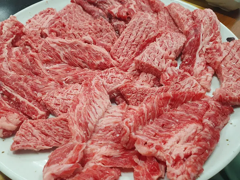 푸짐하게 담긴 소고기 한 접시