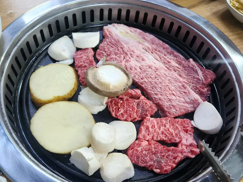 소고기와 함께 구워지는 다양한 재료들