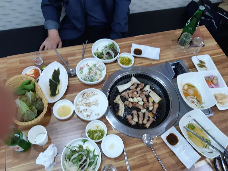 불판 위에 볶아진 볶음밥