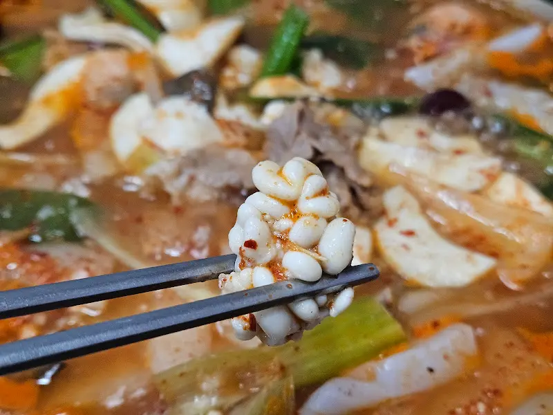 젓가락으로 집어 올린 곤이